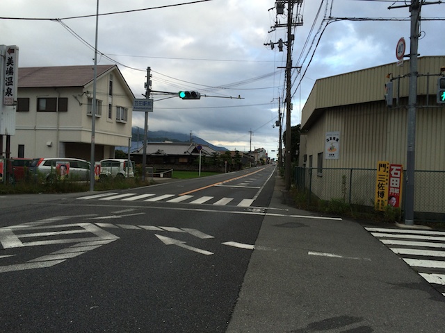 朝のあいさつ立ち。曇りから晴れに。